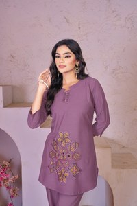 Conjunto de Dos Piezas Bordado en Rayón Pesado para Mujer |   Top Kurti Cosido con Pantalón Recto |   Fabricante de Ropa Étnica Indo-Occidental - Product Image 2