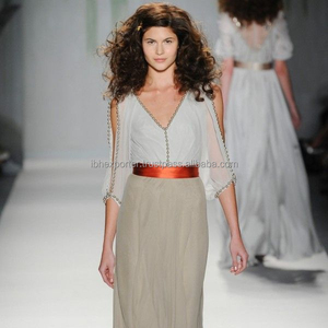 Caftan égyptien en tissu léger et uni de style féminin avec des perles sur les manches et une ceinture rouge - Product Image 1