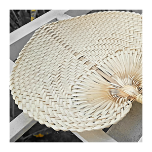 Abanico con Forma de Hoja de Bambú Respetuoso con el Medio Ambiente Hecho a Mano, Regalo de Fiesta y Artesanía Tradicional Vietnamita - Product Image 1