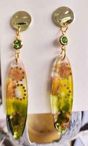 Boucles d'oreilles en résine de haute qualité faites à la main, beaux bijoux de mode à un prix de gros abordable - Product Image 3