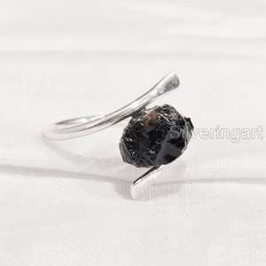 Joyería de piedra en bruto, anillo para mujer, piedra preciosa de turmalina negra cruda Natural, piedra de nacimiento de octubre, banda cruzada, anillo de Plata de Ley 925 - Product Image 1