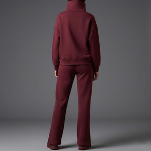 Conjunto Deportivo de Dos Piezas para Mujer, Color Borgoña, Sudadera con Capucha, Pantalones Cortos Ajustados de Pierna Recta con Aberturas Laterales, Ropa Urbana 100% - Product Image 2