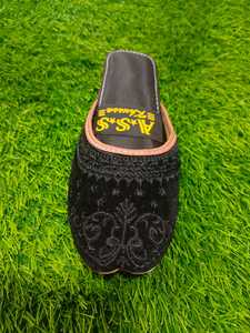 Khussa Punjabi Jutti para Mujer con Diseño Gota Patti Personalizado, Khussa Plano Ligero de Colores Mixtos para Mujer, Calzado para Bodas y Mehndi - Product Image 4