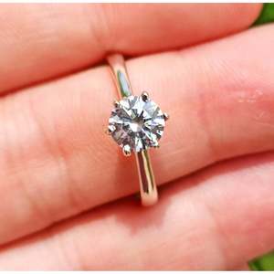 Anillo Solitario Hecho a Mano con Circonita Cúbica de Seis Puntas en Plata de Ley, Regalo de Cumpleaños, Aniversario o para Damas de Honor - Product Image 6