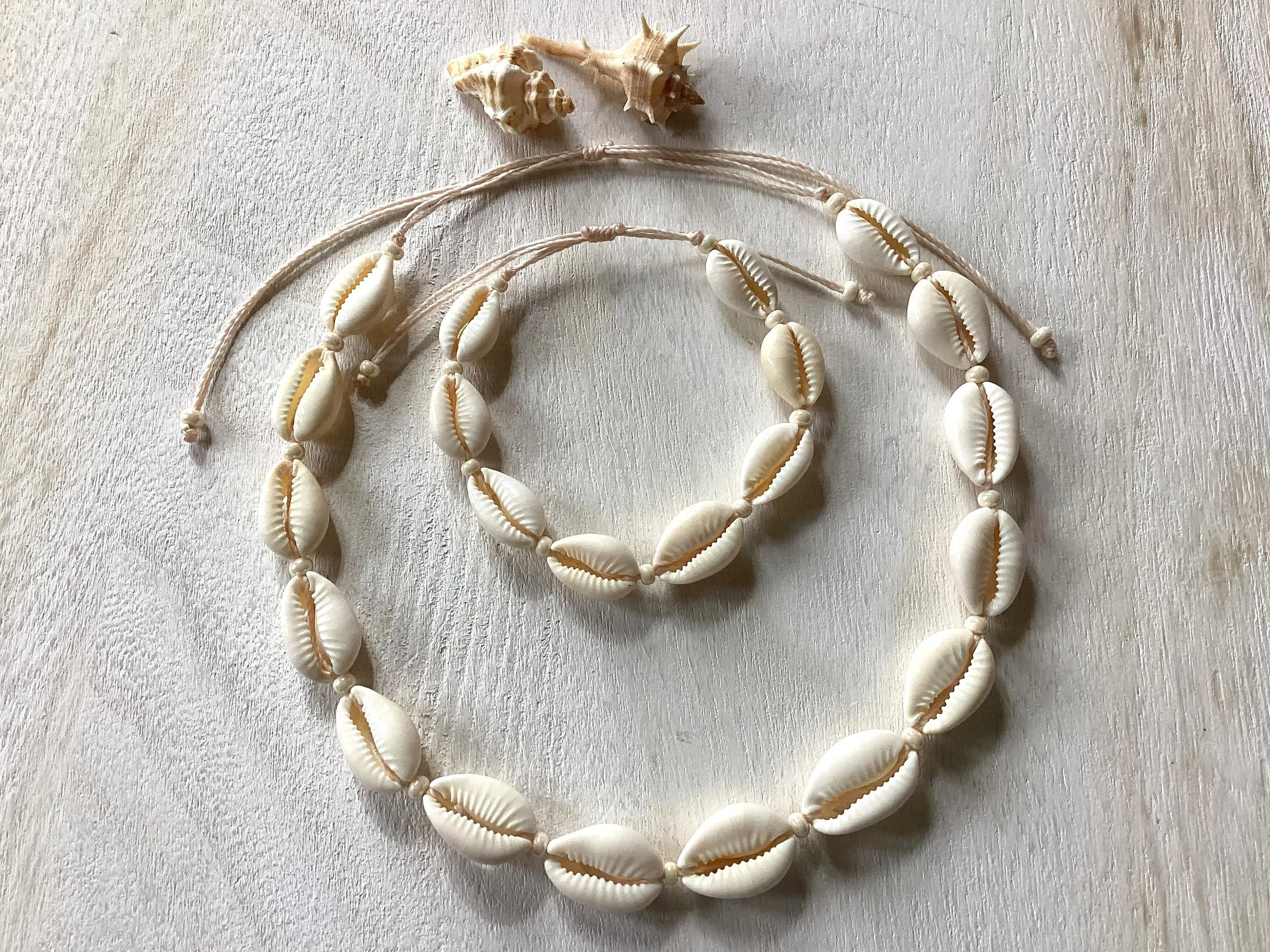Set di braccialetti con perline di fiori e conchiglie: gioielli boho placcati in oro 24 carati - Italia