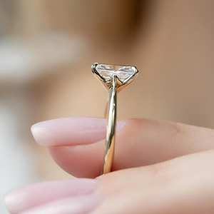 Bague de fiançailles solitaire Moissanite coupe coussin allongée classique de 2 carats avec 4 griffes idéales pour cadeau d'anniversaire - Product Image 2