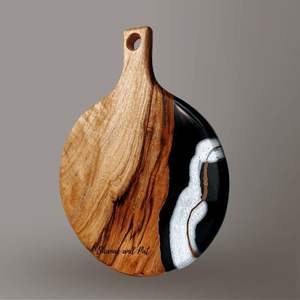 Planche à découper en résine de bois artisanal avec incrustation élégante d'agate - Product Image 5