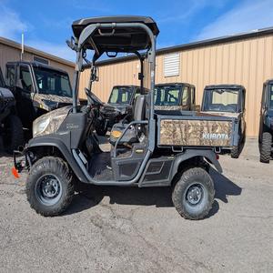 Véhicule utilitaire Kubota RTV X900, machine durable et fiable, conçue pour l'agriculture, le transport, l'aménagement paysager et l'utilisation en milieu rural. - Product Image 1