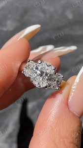 Bague de fiançailles en moissanite à trois pierres de taille ovale Bague de mariage en diamant certifiée GRA Bague pour femme en or blanc 10 carats disponible en stock - Product Image 4