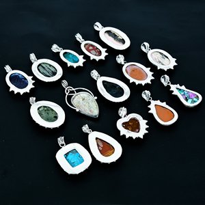 Vente en gros de lot de cabochon naturel plaqué argent 925 tendance bijoux de mariage religieux pendentif design mixte pour les fêtes de fiançailles - Product Image 3
