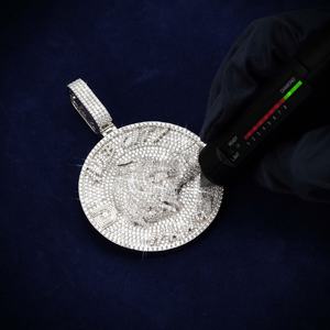 จี้วงกลมโมอิสซาไนต์ทองคำ 14K รุ่น Custom HUB CITY ดีไซน์โดดเด่นพร้อมสัมผัสแห่งความหรูหรา - Product Image 1