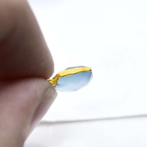 Charme en pierre précieuse carrée en chalcédoine aquatique 8x8mm facetté plaqué or pour l'artisanat et les bijoux - Product Image 5