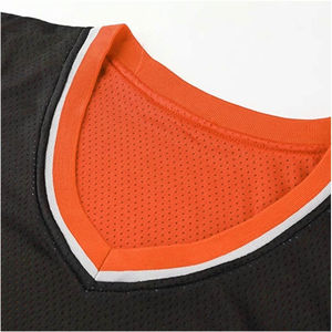 Uniforme de baloncesto de alta calidad hecho a medida para hombre con característica transpirable y logotipo impreso Uniforme de baloncesto de la mejor calidad - Product Image 3