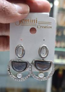 PENDIENTES DE GOTA DE CRISTAL Y CRISTAL CLARO A LA MODA CON CIERRE DE LEAVEBACK EN RODIO CONJUNTO DE PENDIENTES DE MODA PARA MUJER - Product Image 2