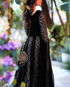 Vestido indio étnico de boda y fiesta, de georgette puro, con bordado de lentejuelas pesadas y encaje Reasa de fantasía en el borde del dupatta. - Product Image 3