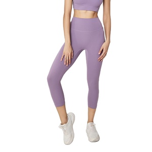 Mallas de yoga Capri de cintura alta 3/4 para mujer con logotipo personalizado, bolsillo trasero suave, sin costura delantera, hasta la rodilla, ajuste cómodo - Product Image 1