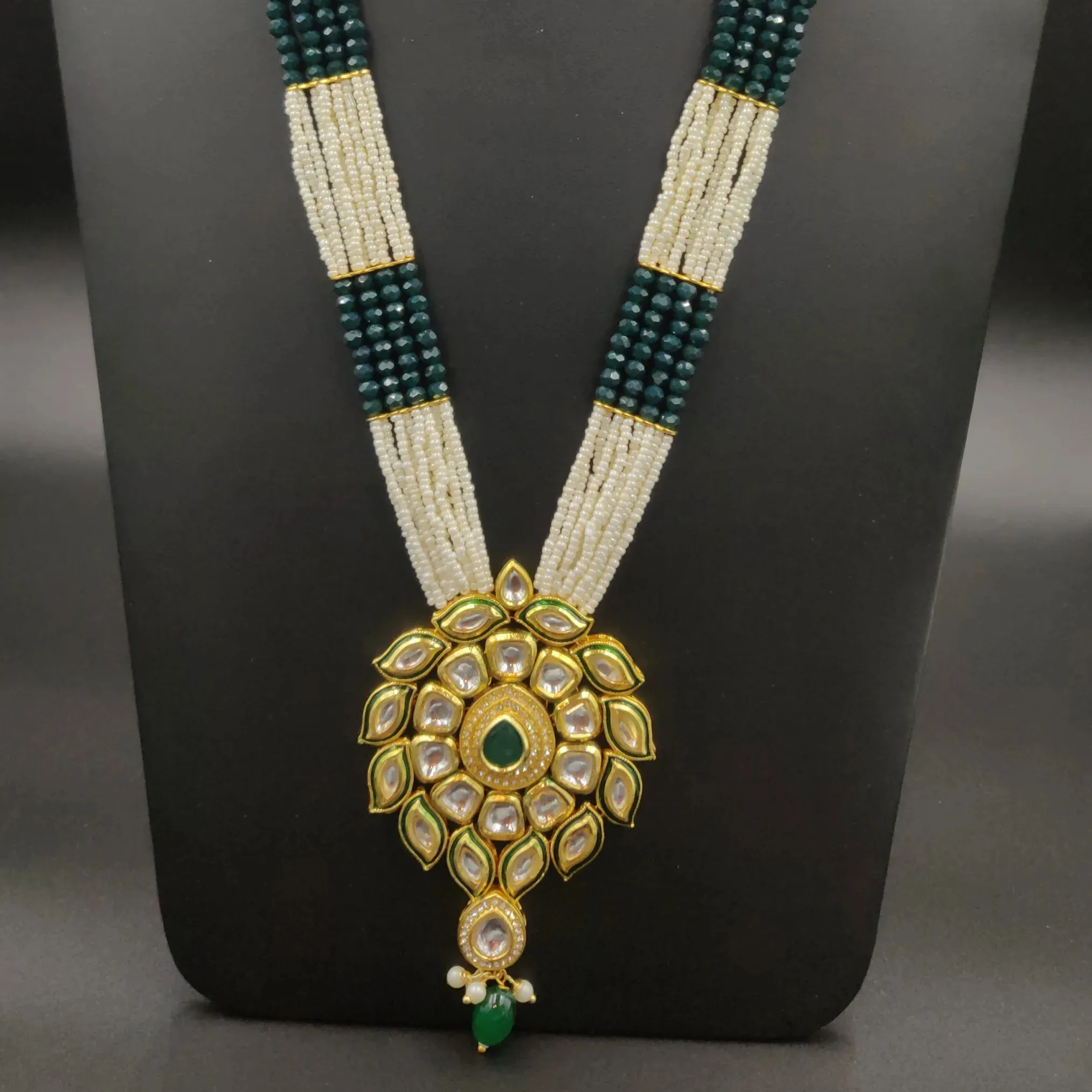 Collier long en plaqué or de perles de kundan et de cristal serti de boucles d'oreilles pour femmes et filles