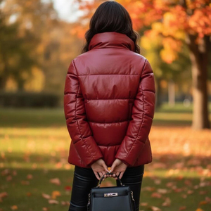 Chaqueta acolchada de cuero genuino de lujo para mujer, diseñada para climas fríos, que combina protección térmica y una estructura elegante. - Product Image 2