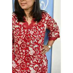 Elegante Conjunto de Kurta de Algodón con Estampado a Mano Rojo Bagiya para Mujer, Incluye Kurta Larga y Pantalones - Product Image 5