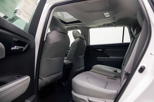 Tout Neuf, Kilométrage Zéro/Km, Prix Abordable, 2025 Platinum White Pearl TY - Highlander GLE 2.5L HEV FWD SUV Hybride de Luxe - Product Image 4