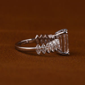 Anillo de compromiso de diamante cultivado en laboratorio de corte esmeralda de 3,00 CT con ajuste de pavé de moda Certificado de oro sólido de 18KT Diamante certificado IGI - Product Image 5