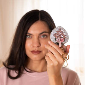 พวงกุญแจโลหะรูปหัวใจลายดอกไม้พร้อมจี้ห้อยกระเป๋าหรือโทรศัพท์ - Product Image 1