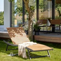 Chaise longue moderne en aluminium et teck massif avec finition naturelle pour usage extérieur.
