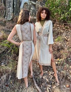 Robe kimono artisanale 100% coton, bohème, brodée beige avec des détails de motifs tribaux, vêtements ethniques inspirés de l'environnement, vêtements de villégiature - Product Image 1