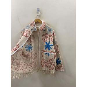 เสื้อแจ็คเก็ตวาร์ซิตี้ลายพิมพ์เพสลีย์แบบดั้งเดิมสไตล์รัฐราชสถานสำหรับฤดูร้อน คอตั้ง ผลิตจากโพลีเอสเตอร์/ผ้าฝ้าย ปักลายและประดับพู่ - Product Image 3