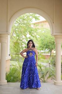 Robe de mariée indienne traditionnelle bleue, longue jusqu'au sol, avec imprimé Laheriya et motif de col en patchwork pour femmes, robes Navratri - Product Image 3