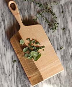 Planche à découper en bois poli tendance avec une touche contemporaine assurant un ajout propre et élégant aux espaces de cuisine - Product Image 5