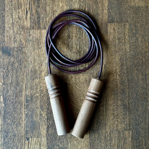 Cuerda de Saltar de Cuero con Mango de Madera - Product Image 3