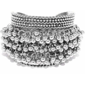 Ensemble de bijoux de luxe plaqué or avec bracelet et boucles d'oreilles géométriques en diamants, perles et strass pour fêtes et mariages - Product Image 5