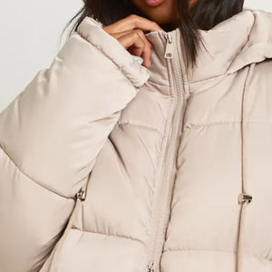 Veste matelassée pour femme de haute qualité OEM, capuche chaude, hiver, grande taille, fermeture éclair intégrale, veste à bulles d'extérieur, logo personnalisé, tissu en nylon, doudoune - Product Image 5