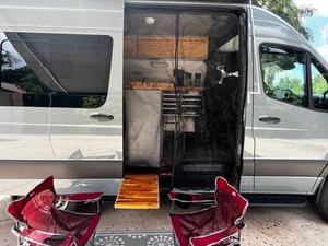MEJOR VENTA 2022, MERCEDES-BENZ SPRINTER 2500 4X4, CONVERSIÓN A CAMPER PERSONALIZADA, TURBODIÉSEL V6, TRACCIÓN EN LAS CUATRO RUEDAS, CARROCERÍA DE TECHO ALTO - Product Image 3