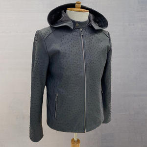 เสื้อแจ็กเก็ตหนังนกกระจอกเทศสำหรับผู้ชาย,เสื้อแจ็กเก็ตหนังวัวสีเทามีฮู้ดพิมพ์ลายนูนหรูหราใหม่ - Product Image 3