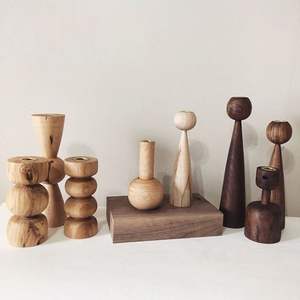 Portavelas decorativo de madera elaborado para complementar diversos temas de interiores mediante un acabado de madera natural cálido. - Product Image 2