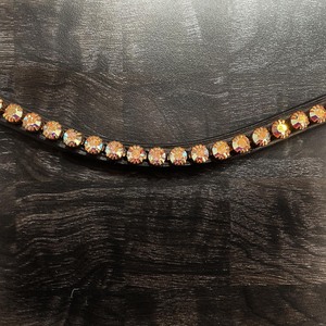 Elegante Diadema para Caballo con Cristales en Forma de Ola en Oro Rosa, Accesorio Delgado para Brida Inglesa con Pedrería - Product Image 3