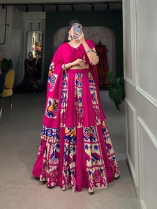 Exquis Gota Patti embelli nouveau papillon lourd rayonne Lehenga Choli imprimé soie vêtements indiens et pakistanais - Product Image 5