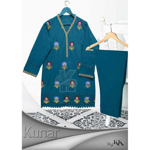 Sari Floral Bordado a Mano para Mujeres Indias y Pakistaníes, Precio Original $1799, Ahora $1599 - Product Image 2