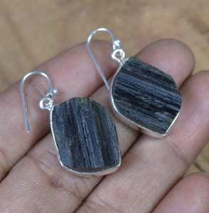 ต่างหูพลอยทัวร์มาลีนสีดำธรรมชาติแบบหยาบอัญมณี925เงินชุบทองแฮนด์เมดของขวัญคริสต์มาส - Product Image 4