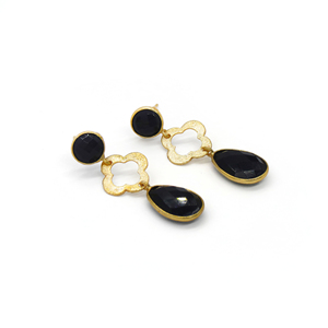 Boucles d'oreilles pendantes en pierre précieuse d'onyx noir géométrique faites à la main |   Charme trèfle en laiton plaqué or 18 carats sans nickel |   Mariage bohème - Product Image 5