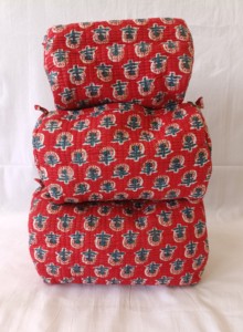 Pochette de maquillage vintage en coton matelassé imprimé à la main en Inde avec motif floral pour femmes avec fermeture à glissière pour les voyages pour les sacs - Product Image 1