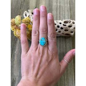 Anillo de Plata de Ley con Turquesa Kingman Hecho a Mano por los Navajo, con Engaste de Oro Rosa, Talla 7.25, Regalo, Marca Privada Licenciada 'IS' - Product Image 2