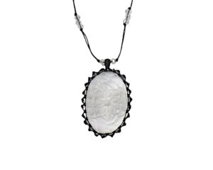 Collier pendentif en quartz en cristal naturel fait à la main, cadre de forme ovale à la mode, breloque en laiton, pierre précieuse unique - Product Image 5