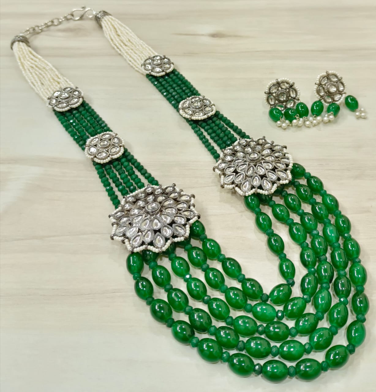 ABHINAV GEMS JEWELLERY (ARTIFICIAL) logo