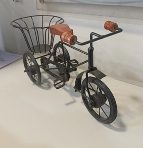 Rikshaw de metal de alambre de tendencia industrial con asiento de madera perfecto para la decoración del hogar y el restaurante - Product Image 6