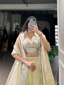 Nouveau 2025 Designer Gold Crush Full Stitched Lehenga Choli Séquence et travail de broderie de fil avec Dupatta India Exporte la qualité - Product Image 4