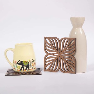 Sous-verre en bois à quatre feuilles Ensemble de six sous-verres découpés au laser pour boissons chaudes et froides Protection de table résistante à la chaleur Moderne - Product Image 4