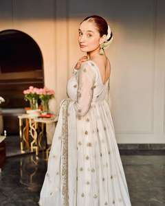 Ropa de fiesta India Ropa tradicional Ropa de mujer India Chinon Seda Bordado de secuencia pesada Parte superior e inferior con Dupatta - Product Image 2